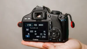 Reflex Canon tenuta in mano con il display delle impostazioni ISO