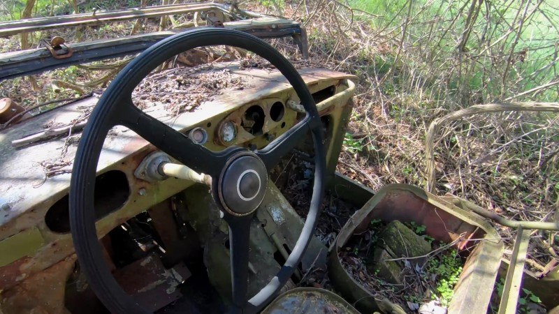 Jeep abbandonata monte gioco