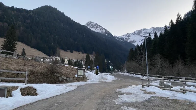 Parcheggio e strada tra le montagne di Mezzoldo