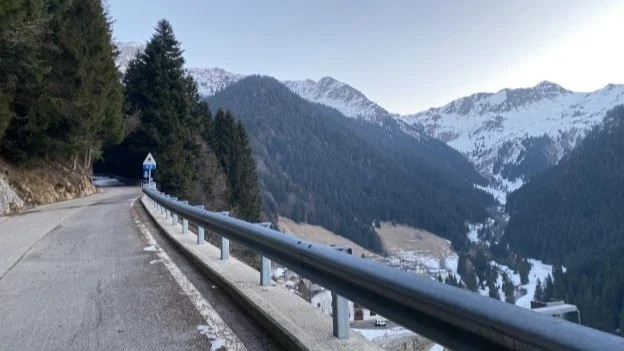 Strada asfaltata con guardrail e vista sulla valle