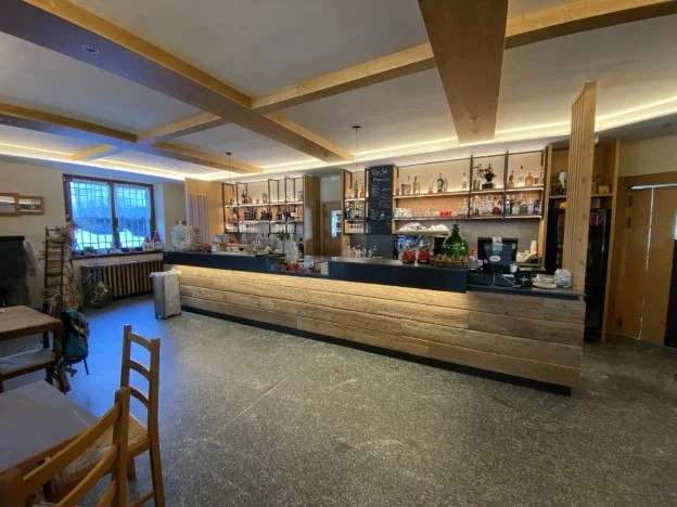 Bar interno del rifugio con il bancone in legno