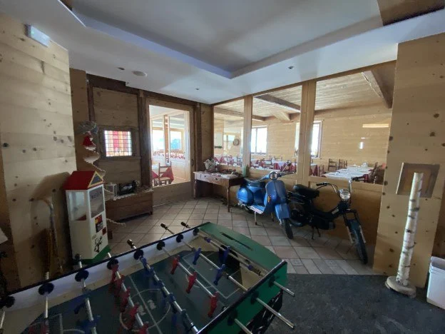 Sala giochi del rifugio con il calcio balilla