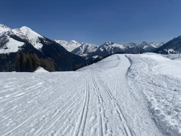 Pista da fondo battuta in discesa verso la valle