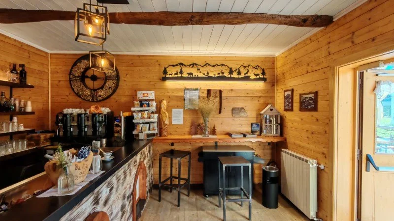 Bar interno della Baita del Camoscio con pareti in legno