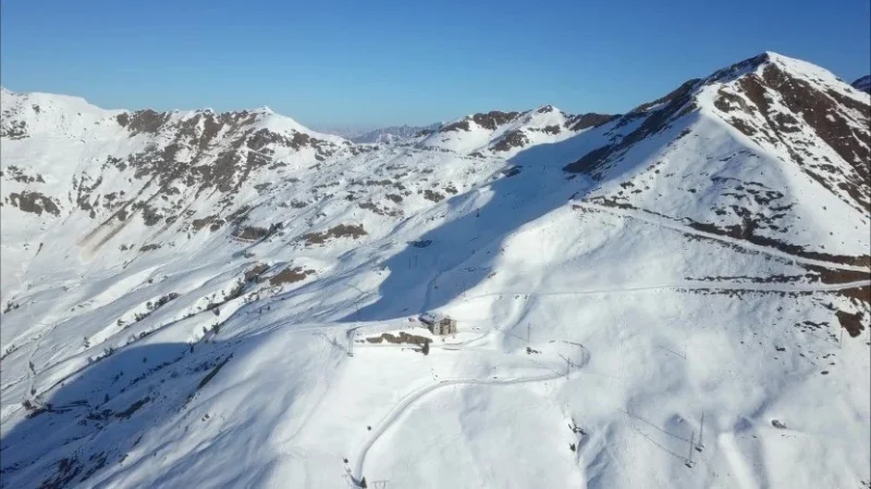 Vista aerea delle montagne innevate sopra il Passo San Marco