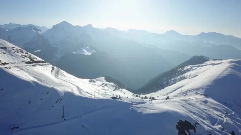 Panorama sulle montagne dal crinale innevato