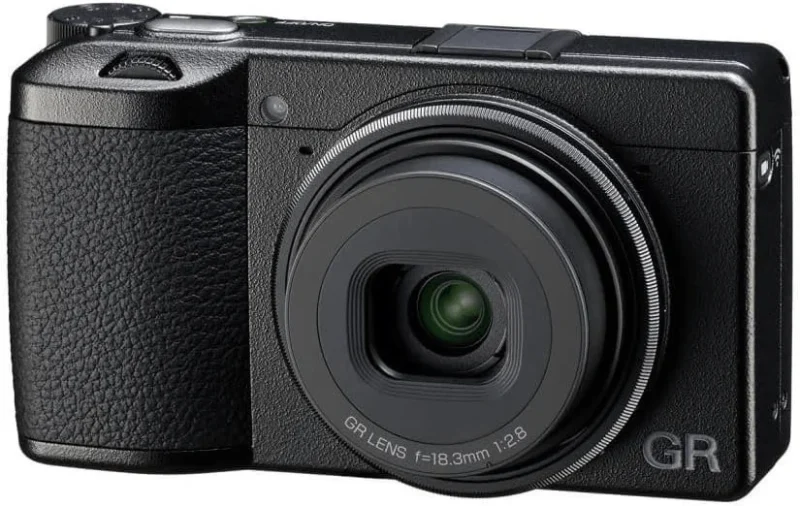 Ricoh GR III vista frontale