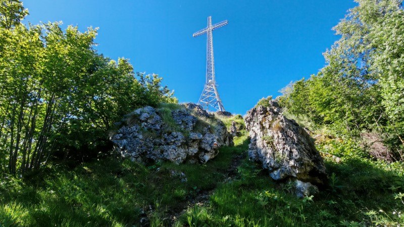croce di vetta del monte zucco a 1232 metri 
