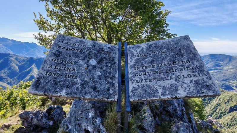 monumento dedicato ad antonio baroni sul monte zucco