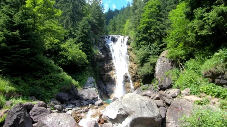 Cascata tra i boschi lungo una delle camminate facili della Bergamasca