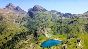 Conca del Rifugio Calvi con il lago tra i pascoli e le montagne della Val Brembana