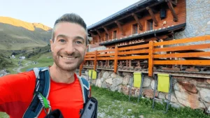 Luca Gherardi davanti al Rifugio Terre Rosse, sopra Carona